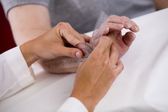 Гигрома на пальце руки: лечение, фото и удаление