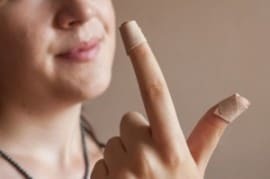 Меланома ногтя: фото начальной стадии, симптомы и лечение